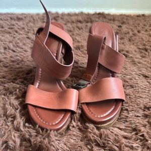 Vince Leather Sandals in Tan